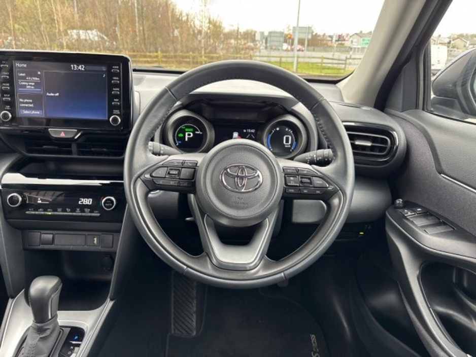 2023 Toyota Yaris Cross - image 9