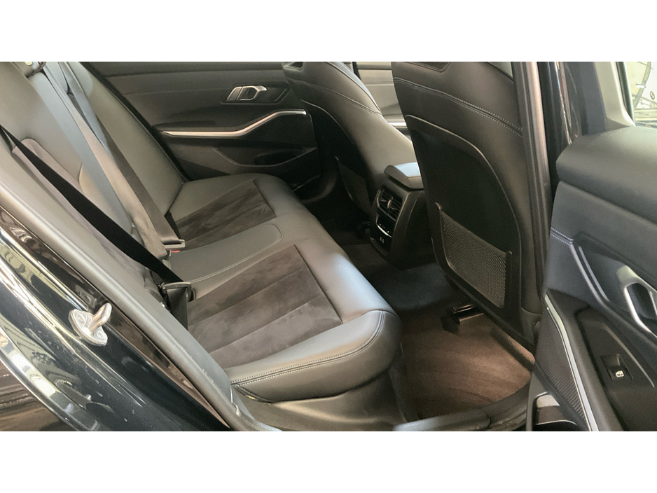 2023 BMW 3 Series - image 4