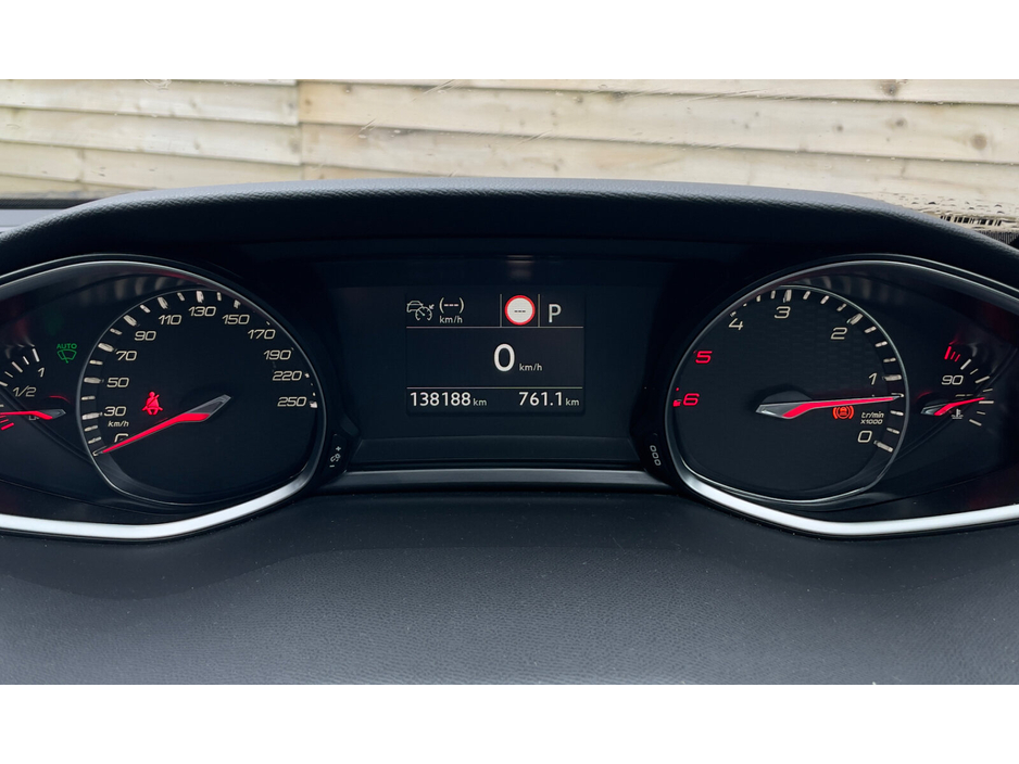 2018 Peugeot 308 - image 10