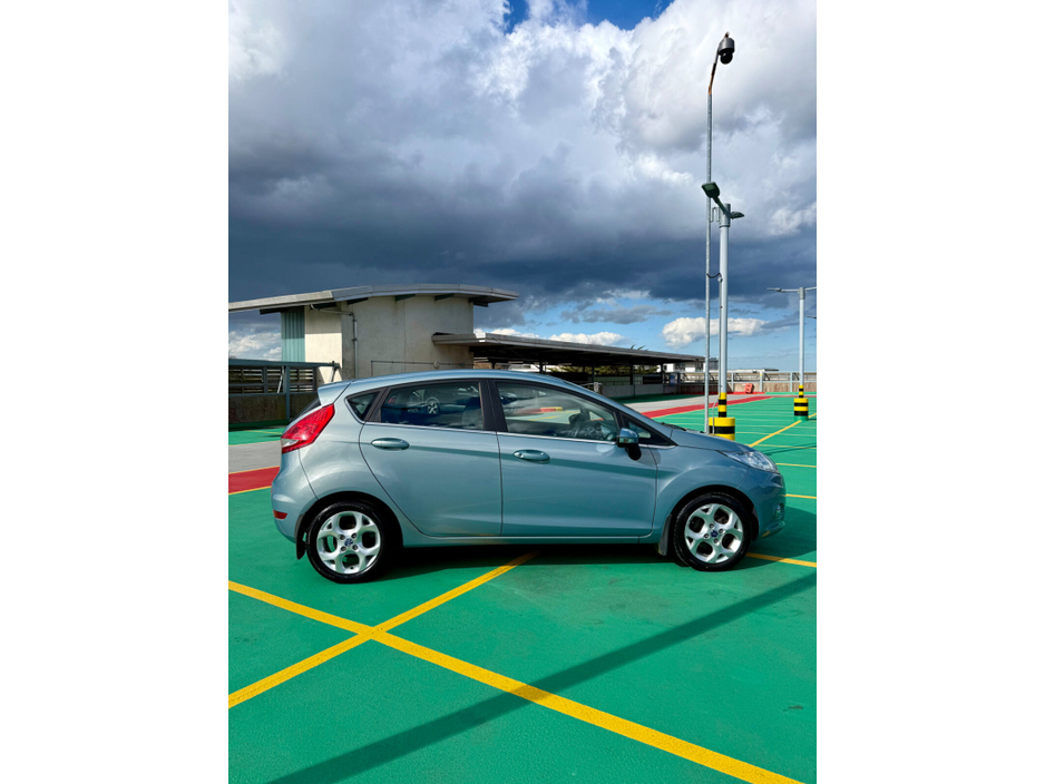 2009 Ford Fiesta - image 7