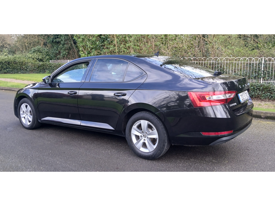 2020 Skoda Superb - image 4