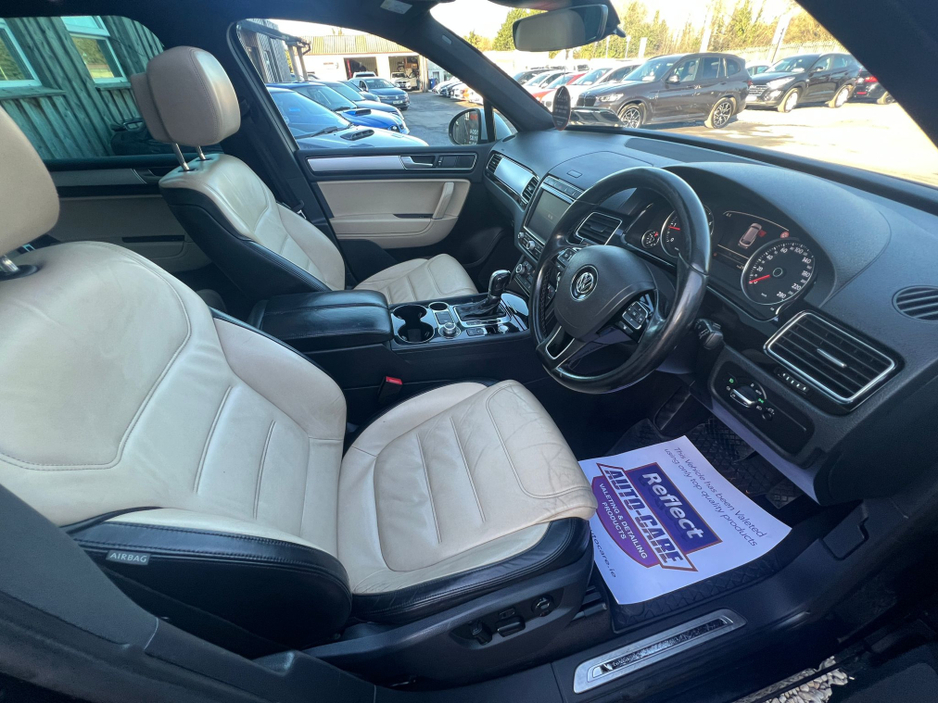 2018 Volkswagen Touareg - image 9