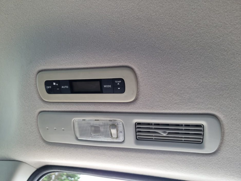 2014 Nissan Serena - image 19