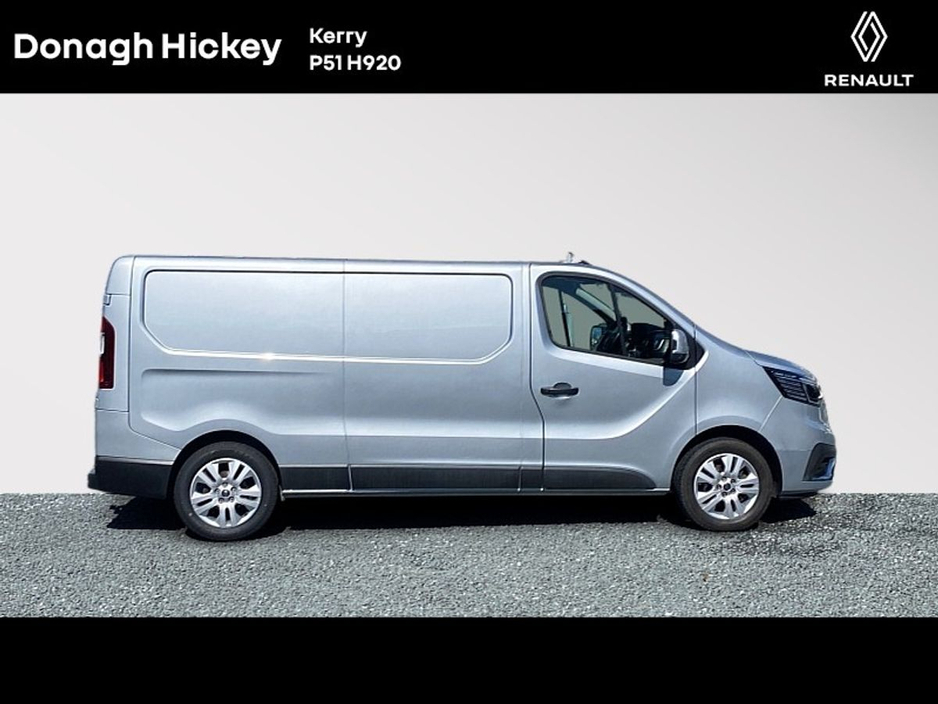 2023 Renault Trafic - image 6