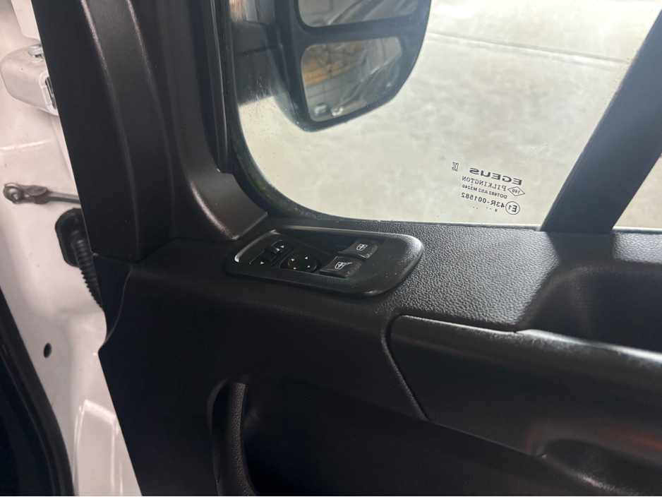 2020 Renault Master - image 3