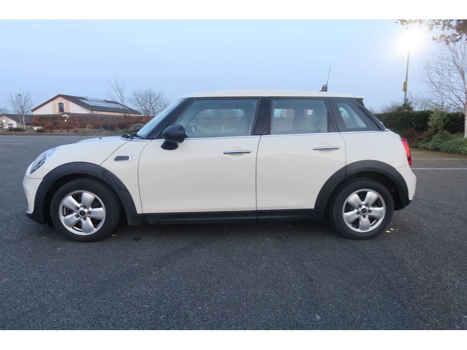 2015 MINI Hatch - image 3