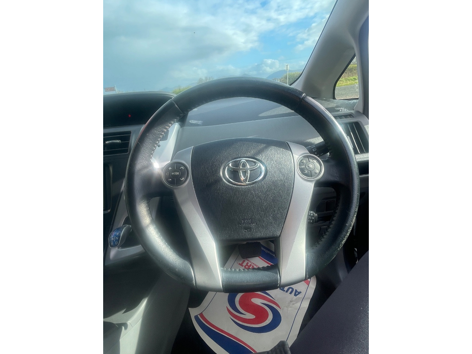 2013 Toyota Prius - image 14