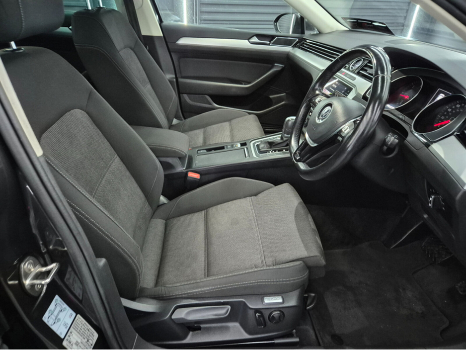 2019 Volkswagen Passat - image 12