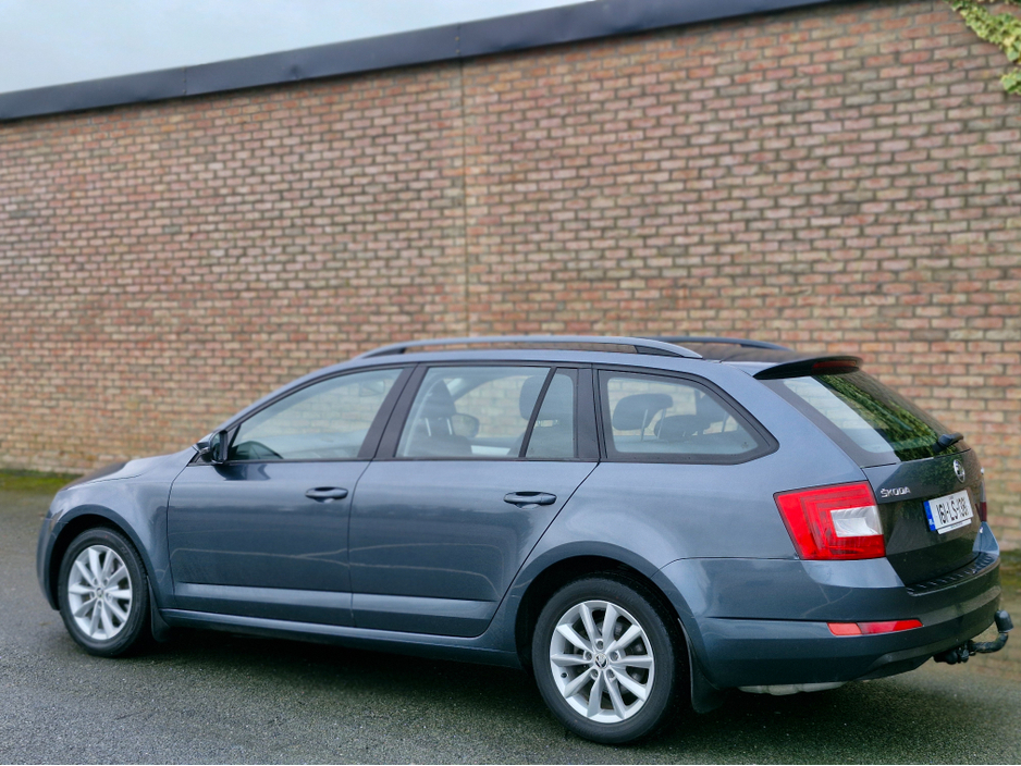 2016 Skoda Octavia - image 2