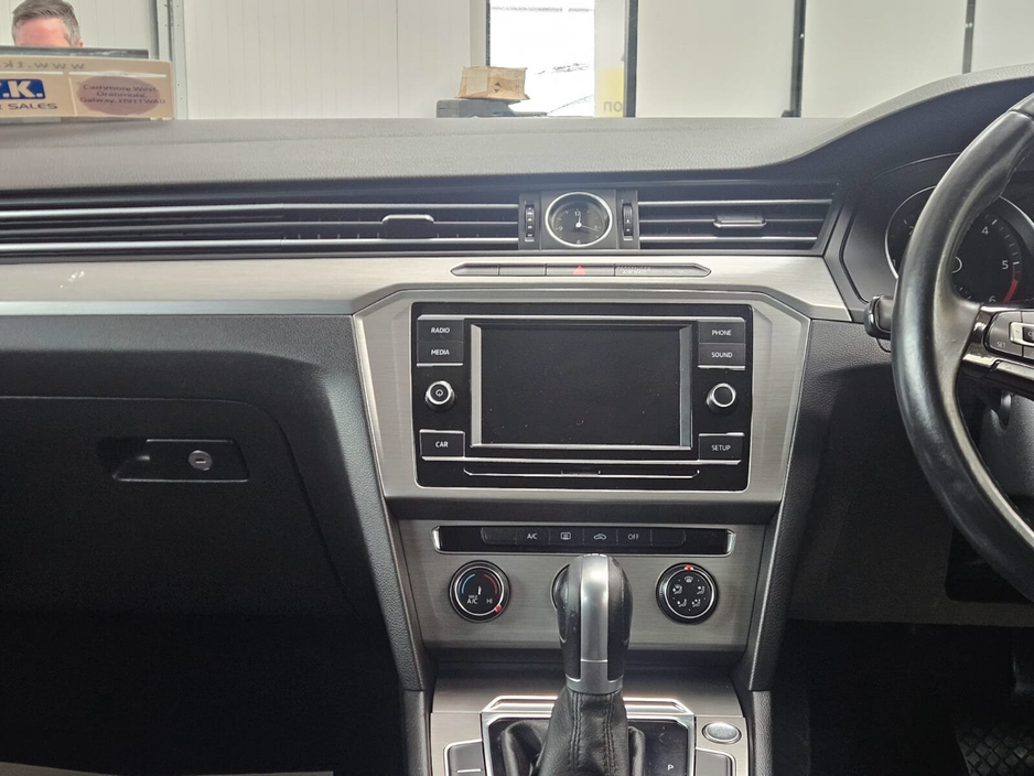 2018 Volkswagen Passat - image 9