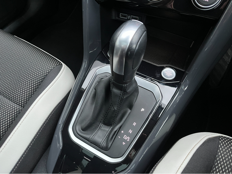 2020 Volkswagen T-Roc SPORT AUTOMATIC 1.5 PETROL //HIGH SPEC//PANORAMIC GLASS ROOF//SAT NAV//KEYLESS ENTRY//