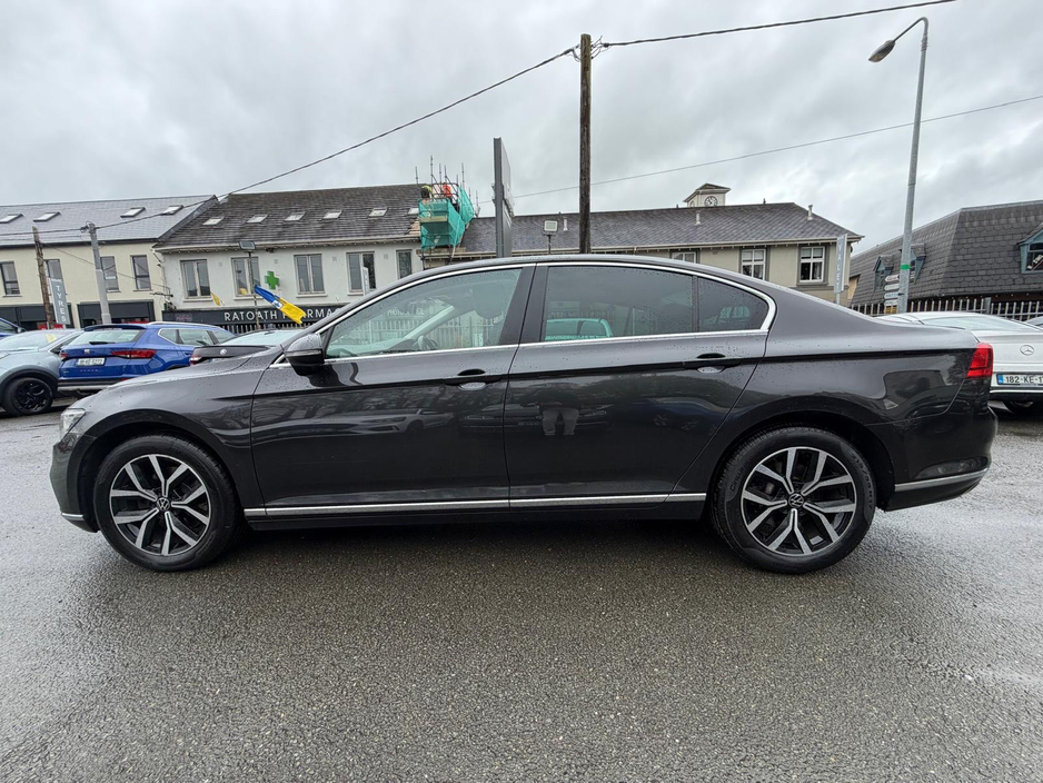 2021 Volkswagen Passat - image 5