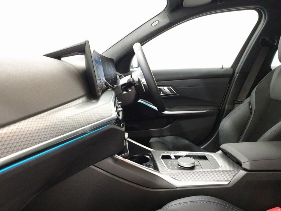 2023 BMW 3 Series - image 7