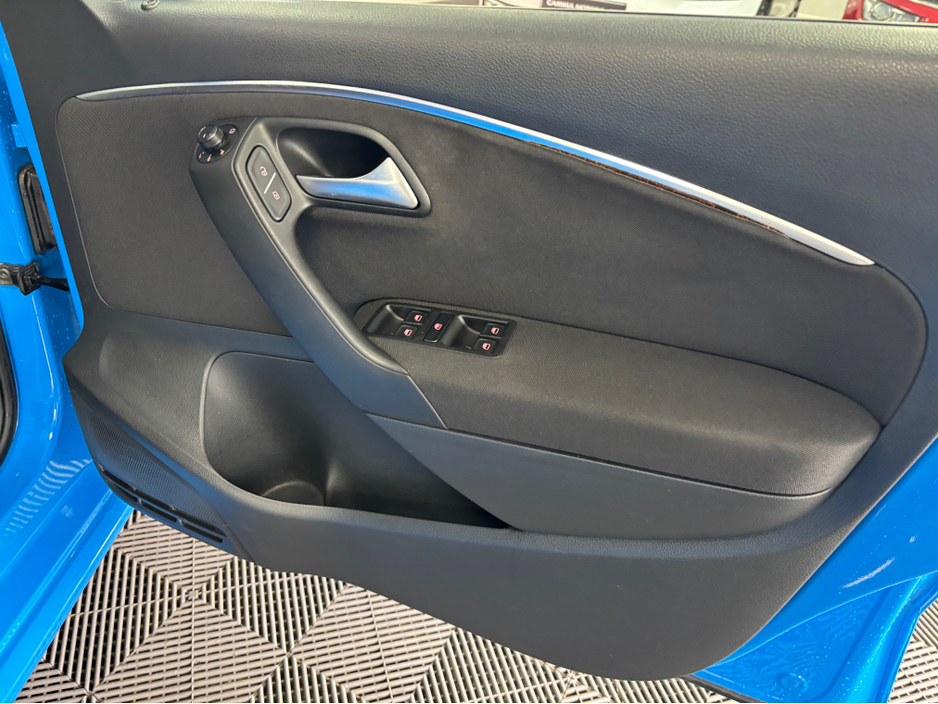 2015 Volkswagen Polo - image 6