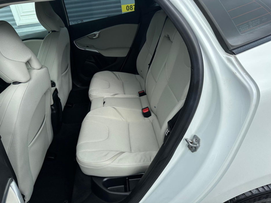 2015 Volvo V40 Cross Country - image 14