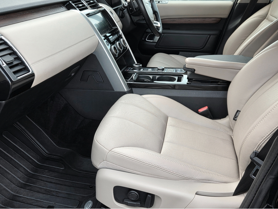 2020 Land Rover Discovery - image 11