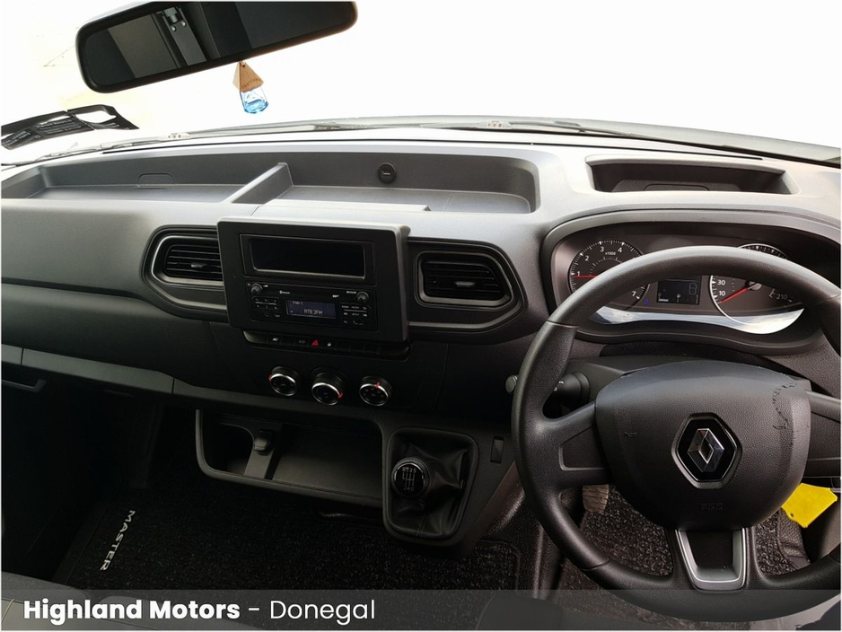 2022 Renault Master - image 2