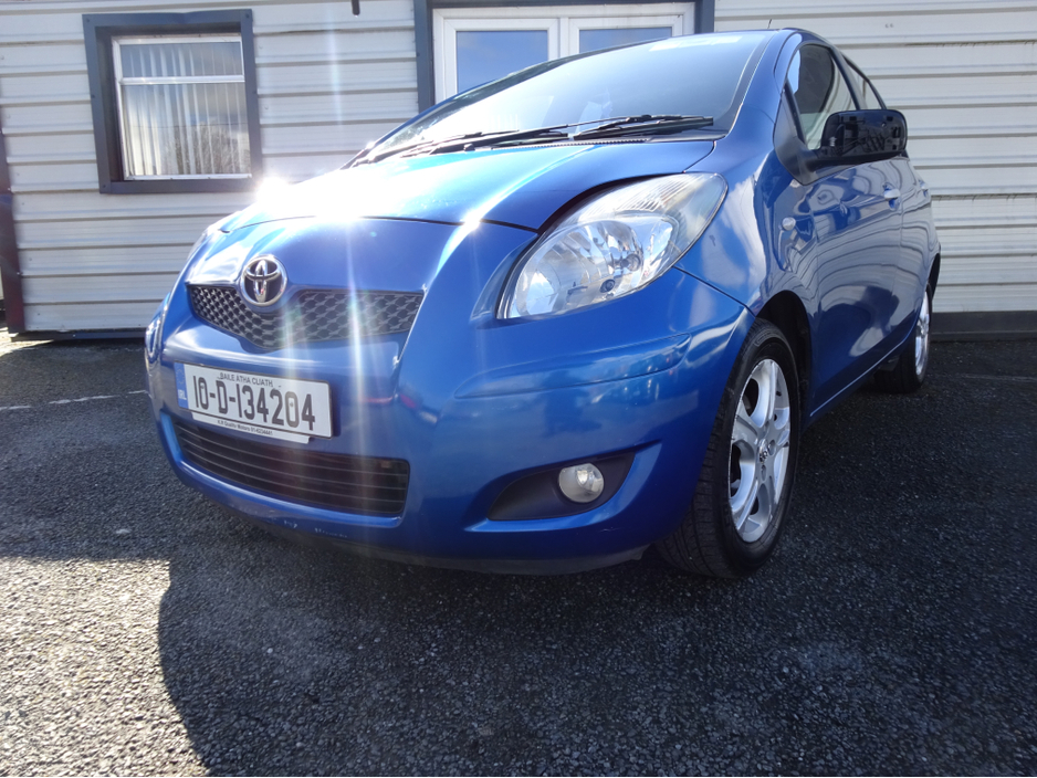 2010 Toyota Yaris - image 3