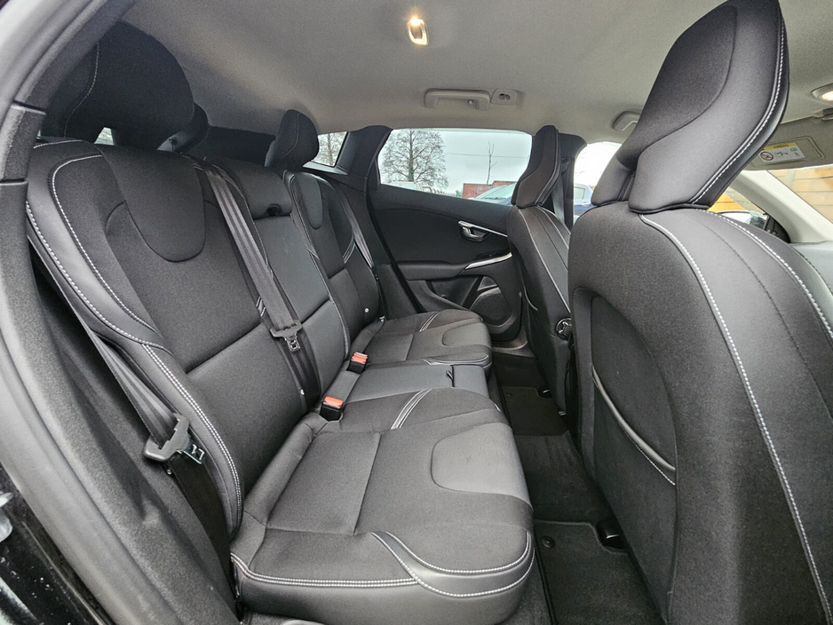 2016 Volvo V40 - image 20