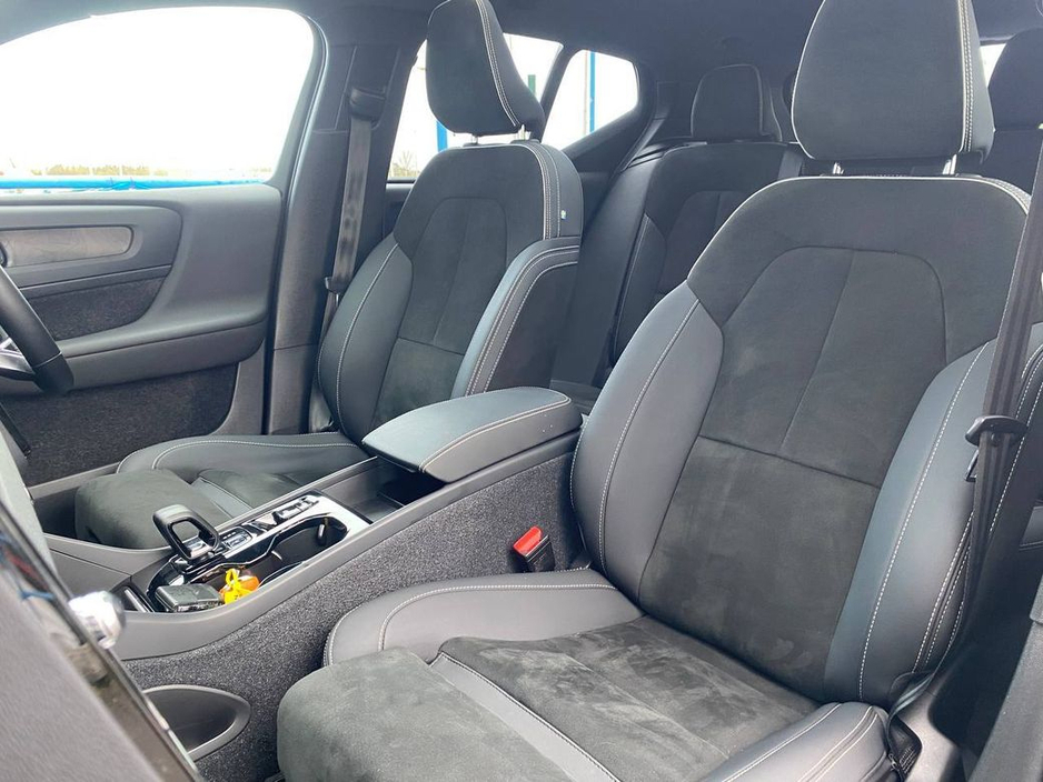 2022 Volvo XC40 - image 8