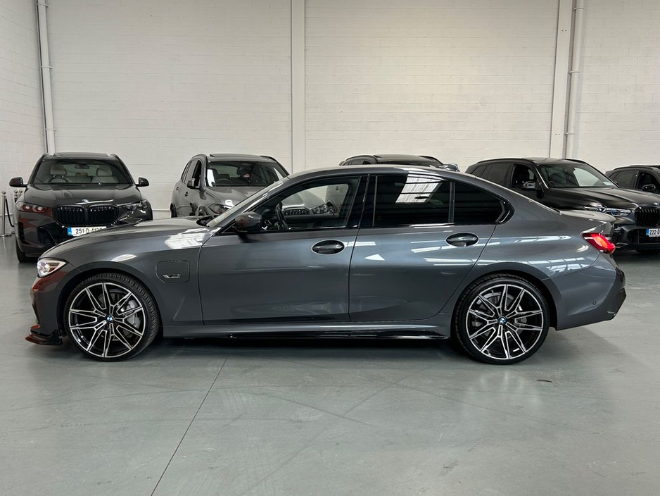 2021 BMW 3 Series - image 24