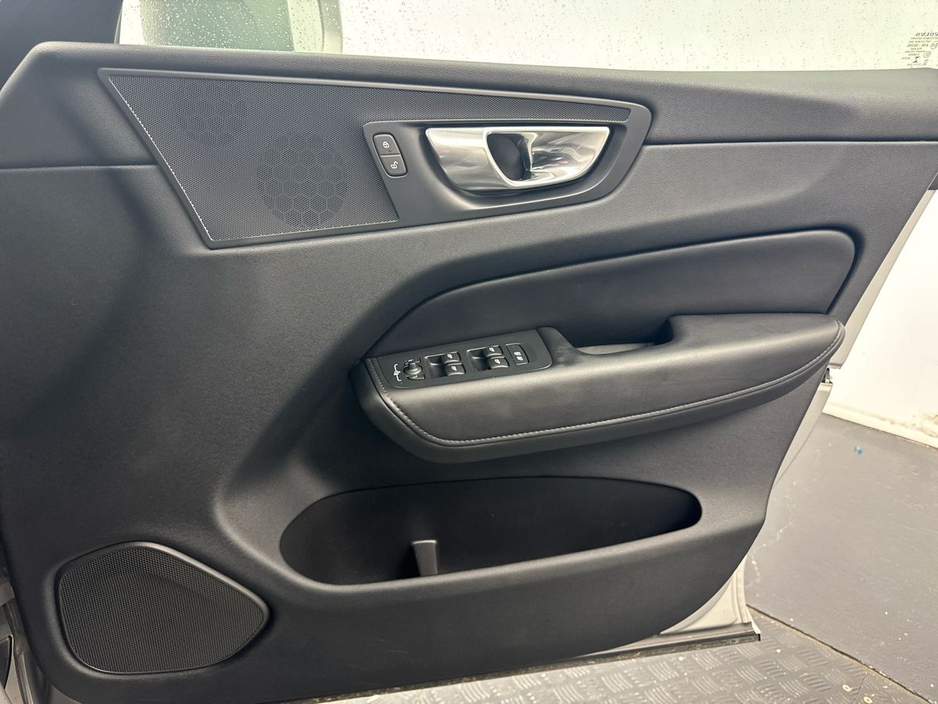 2022 Volvo XC60 - image 11