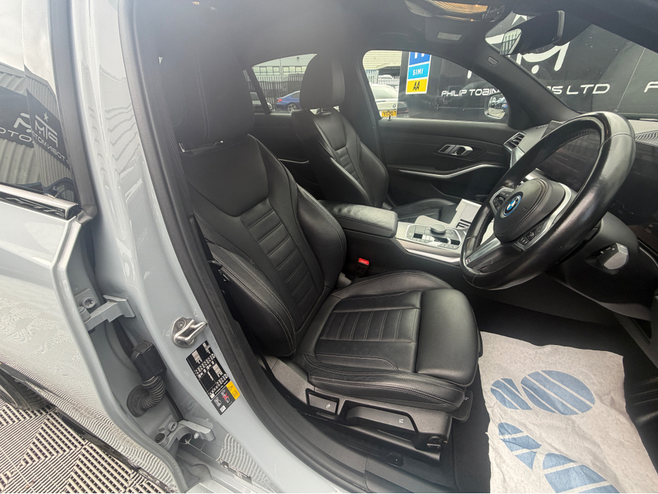 2023 BMW 3 Series - image 27