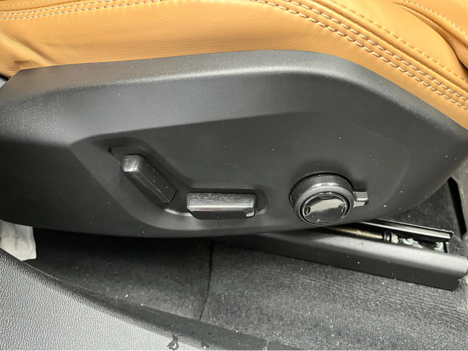 2023 Volvo XC60 €47950 2023 VOLVO XC46 RECHARGE PRECHARGE ULTIMATE T6 AWD PLUG 2.0 AUTOMATIC / CRUISE CONTROL / 360° CAMERA / ELECTRIC MEMORY & HEATED SEATS / PANORAMIC SUNROOF / APPLE CARPLAY / HEATED REAR SEATS €47,950