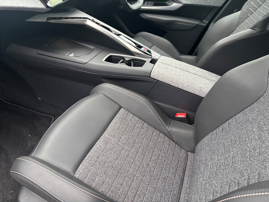 2025 Peugeot 5008 - image 9