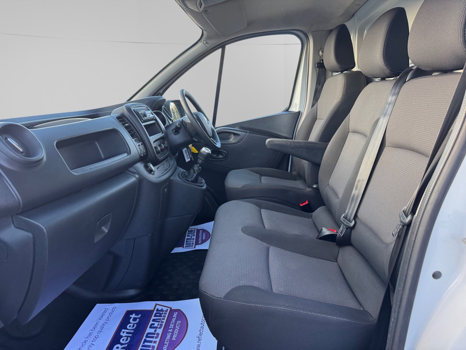 2021 Renault Trafic - image 12