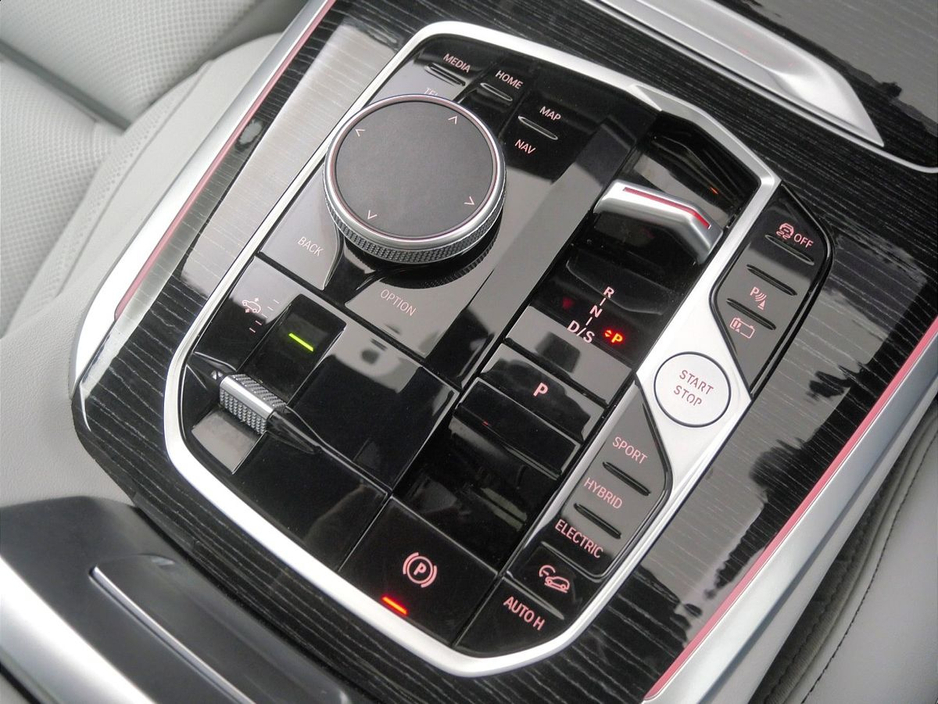 2025 BMW X5 - image 10