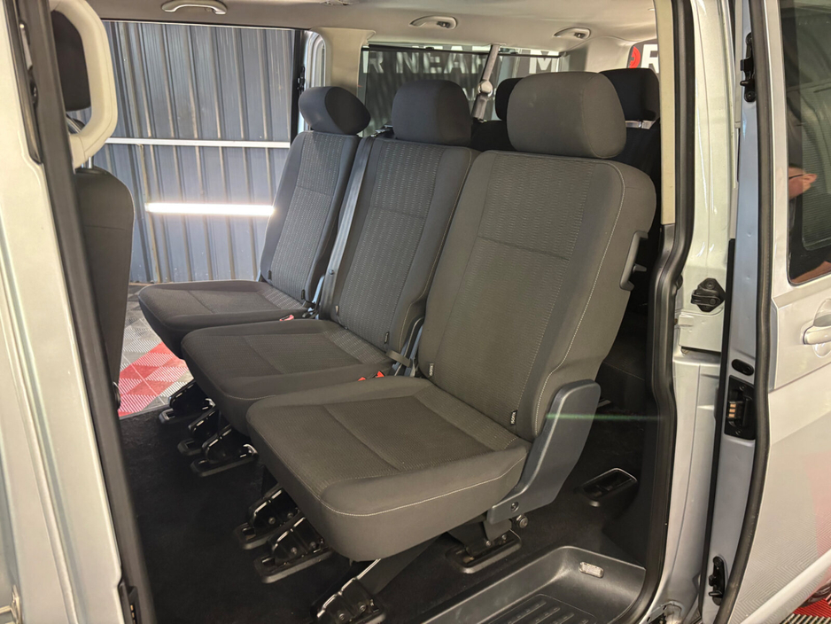 2019 Volkswagen Transporter Shuttle - image 11