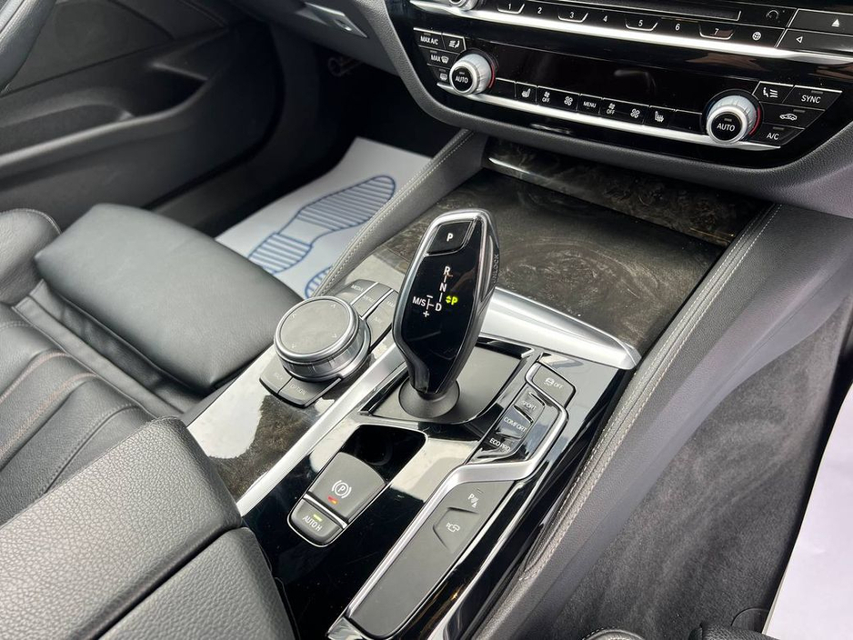 2017 BMW 5 Series - image 11