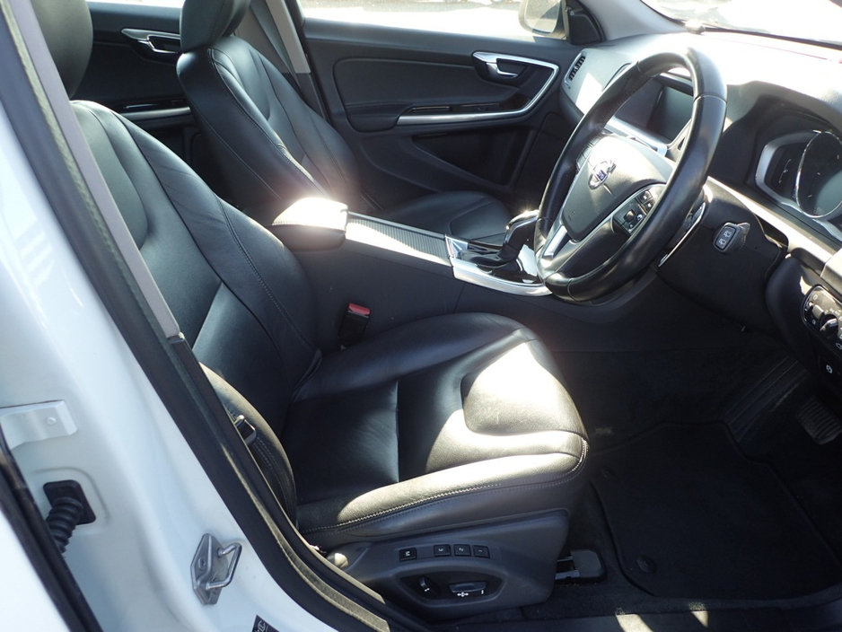 2018 Volvo V60 - image 8