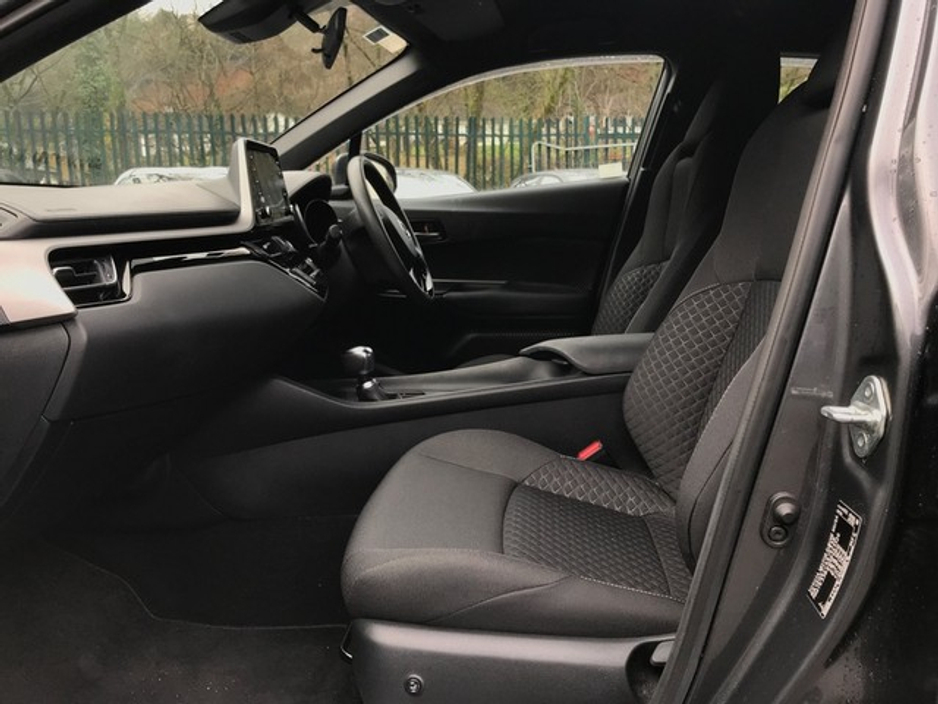 2023 Toyota C-HR HYBRID LUNA - GRANDONS €27,995