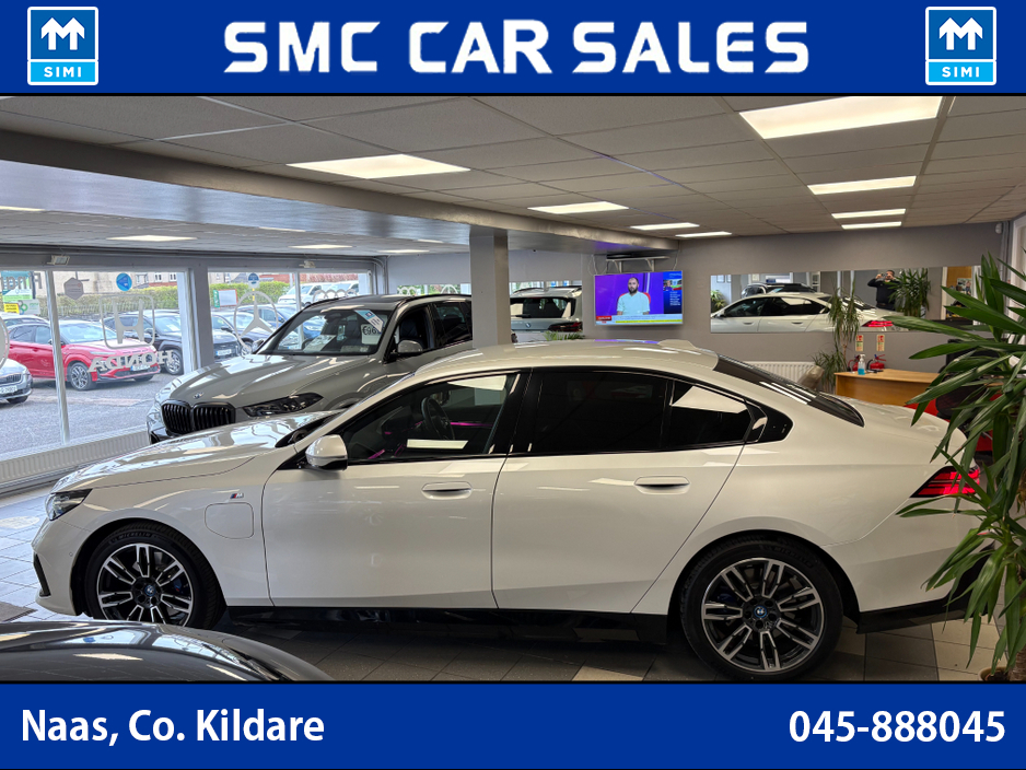 2025 BMW 5 Series - image 6