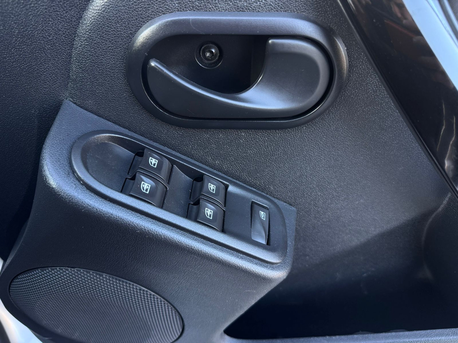 2015 Dacia Duster - image 29