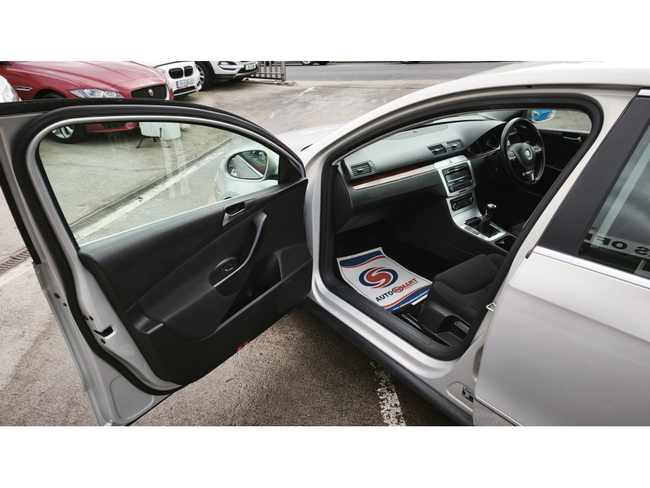 2010 Volkswagen Passat - image 17