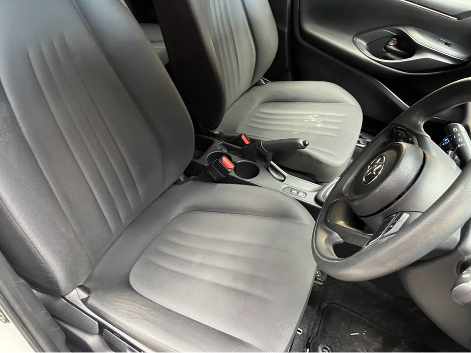 2021 Toyota Yaris - image 9