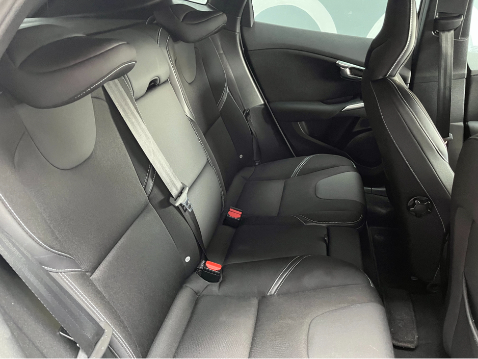 2017 Volvo V40 - image 12