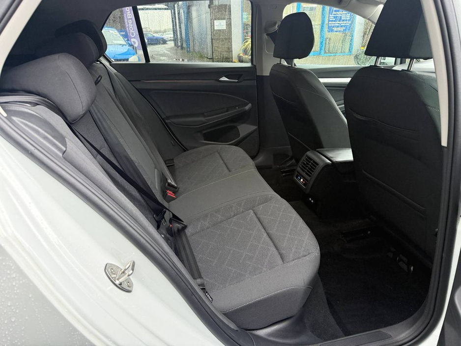 2024 Volkswagen Golf 1.0 eTSI // APPLE CARPLAY/ANDROID AUTO // DIAMOND CUT ALLOYS // DIGITAL CLUSTER €28,900