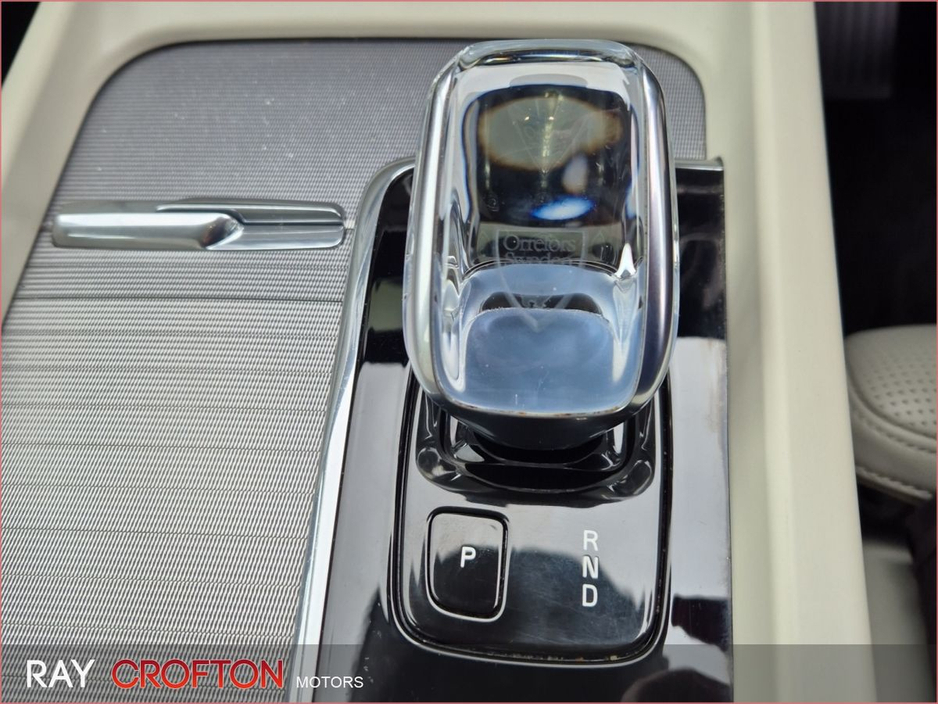 2020 Volvo XC60 - image 9