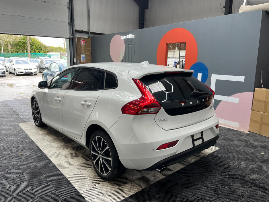 2017 Volvo V40 - image 4