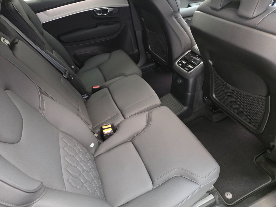 2025 Volvo XC90 - image 10