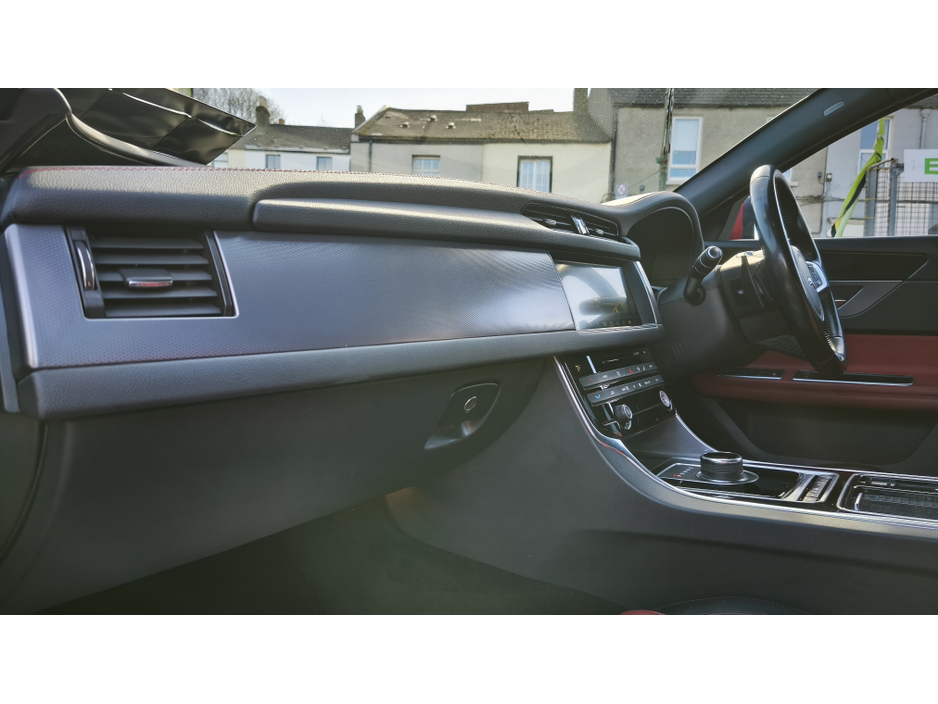 2016 Jaguar XF - image 18