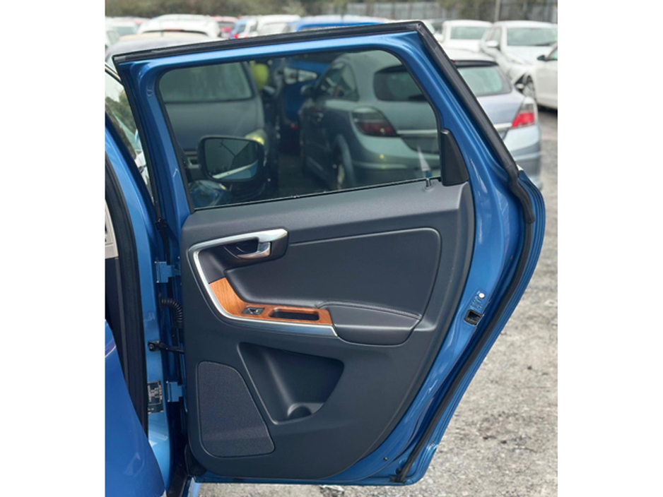 2017 Volvo XC60 - image 13