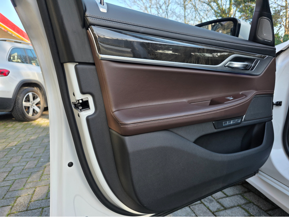 2017 BMW 7 Series - image 31
