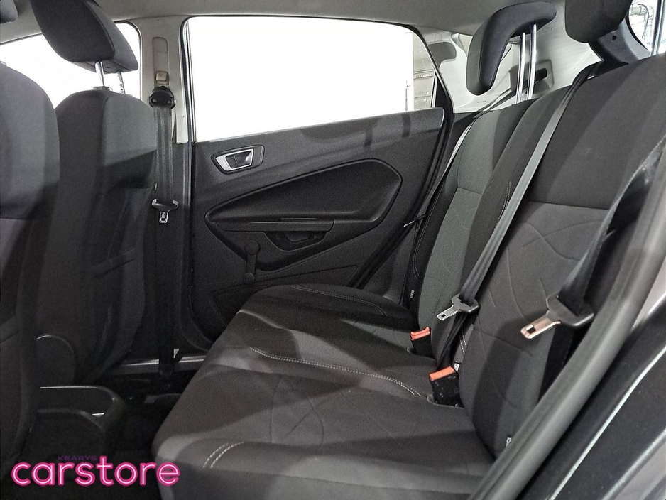 2016 Ford Fiesta - image 10