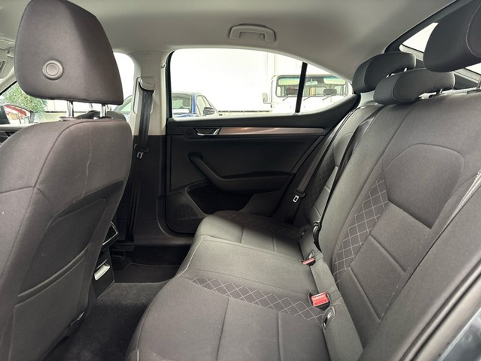 2021 Skoda Superb - image 7