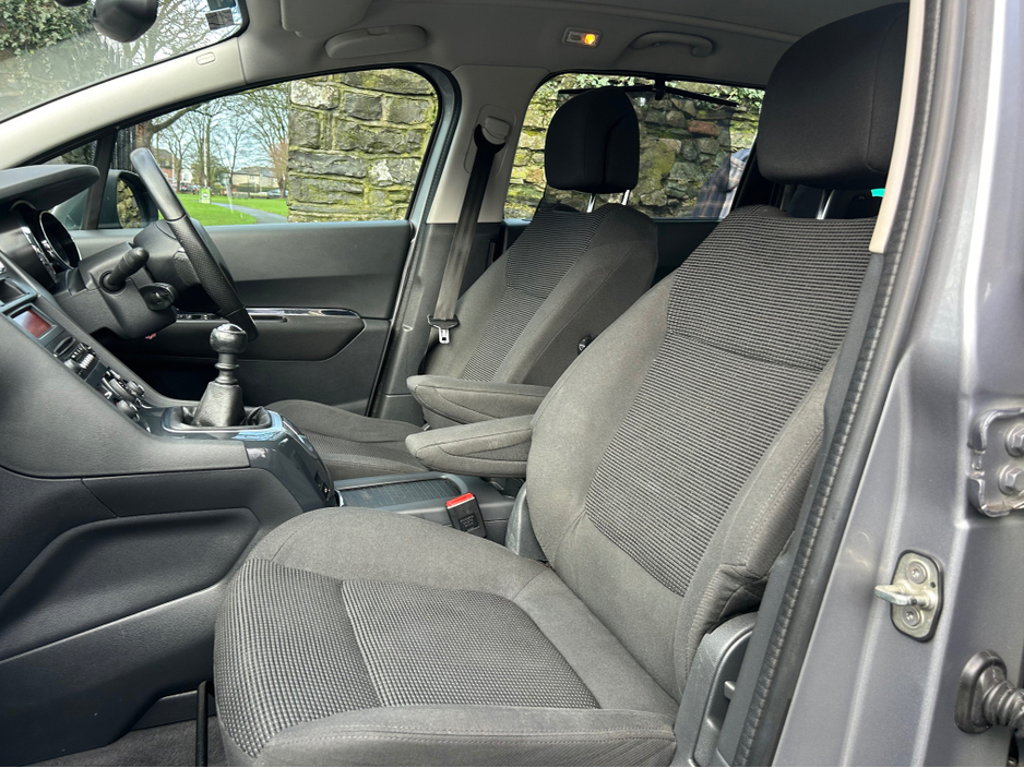 2017 Peugeot 5008 ACTIVE PETROL PANORAMIC GLASS ROOF €11,995